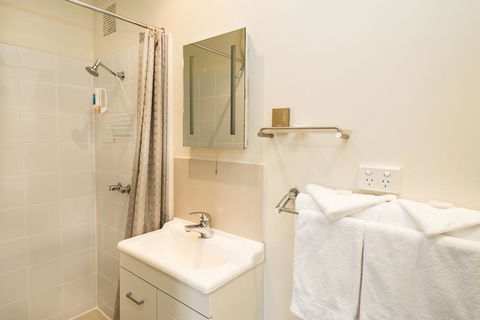 Edgewater Hotel - Your Accommodation 16