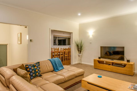 City Lights - Your Accommodation 6