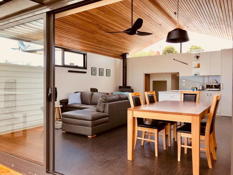 Omaroo House - Panoramic Water Views - Your Accommodation 4
