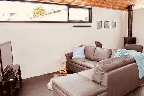 Omaroo House - Panoramic Water Views - Your Accommodation 10