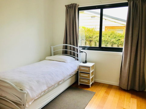 Omaroo House - Panoramic Water Views - Your Accommodation 28