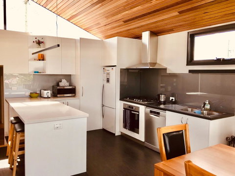 Omaroo House - Panoramic Water Views - Your Accommodation 17