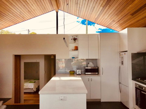 Omaroo House - Panoramic Water Views - Your Accommodation 16