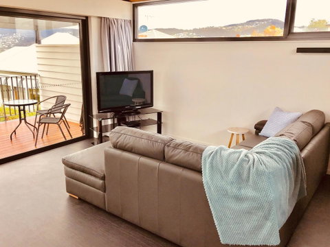 Omaroo House - Panoramic Water Views - Your Accommodation 9