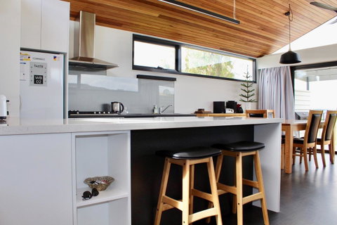 Omaroo House - Panoramic Water Views - Your Accommodation 14