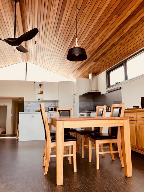 Omaroo House - Panoramic Water Views - Your Accommodation 18