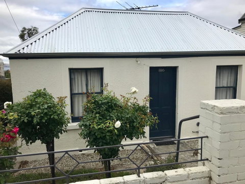 Omaroo House - Panoramic Water Views - Your Accommodation 0