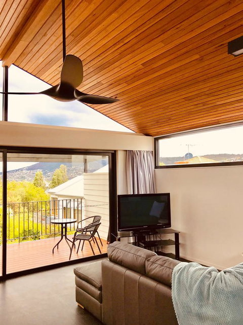Omaroo House - Panoramic Water Views - Your Accommodation 8