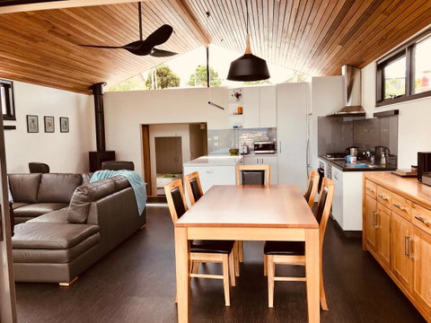 Omaroo House - Panoramic Water Views - Your Accommodation 5