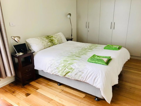 Omaroo House - Panoramic Water Views - Your Accommodation 24