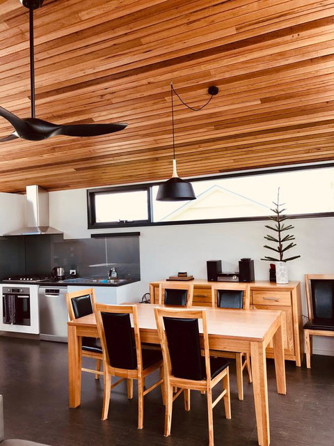Omaroo House - Panoramic Water Views - Your Accommodation 19