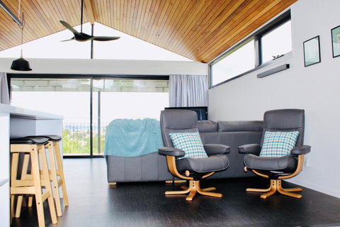 Omaroo House - Panoramic Water Views - Your Accommodation 12
