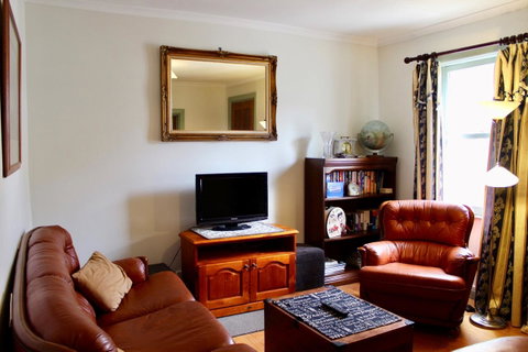 Omaroo House - Panoramic Water Views - Your Accommodation 22