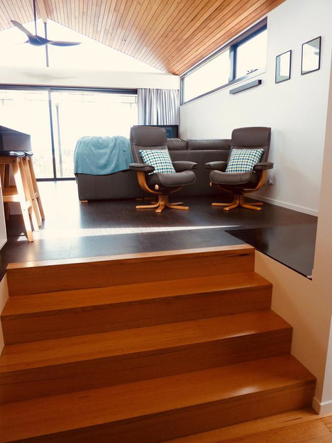 Omaroo House - Panoramic Water Views - Your Accommodation 13