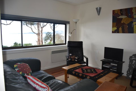 Beachside Taroona With Spa - Your Accommodation 6