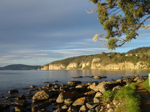 Beachside Taroona With Spa - Your Accommodation 24