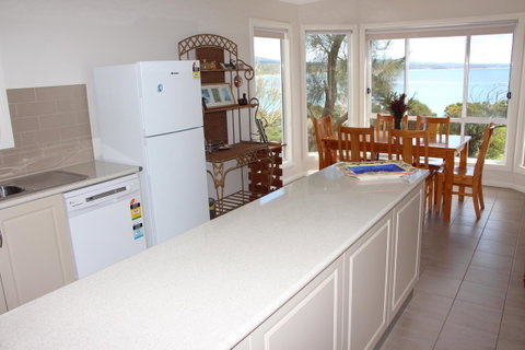 Front Row Beachfront - Your Accommodation 4