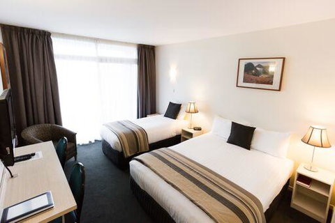 Shoreline Hotel - Your Accommodation 24
