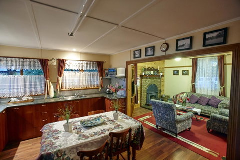 Blue Wren Riverside Cottage - Your Accommodation 17