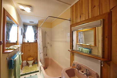 Blue Wren Riverside Cottage - Your Accommodation 21