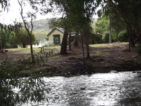 Blue Wren Riverside Cottage - Your Accommodation 6