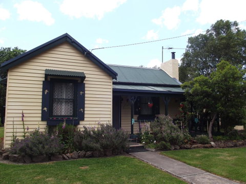 Blue Wren Riverside Cottage - Your Accommodation 8
