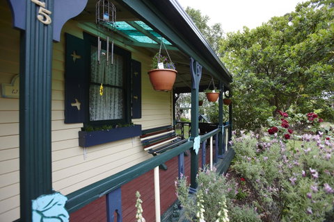 Blue Wren Riverside Cottage - Your Accommodation 9