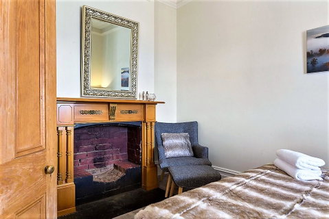 WEST NEST | Classic 3BR Hobart Terrace BEST Location, View, Close To City - Your Accommodation 10
