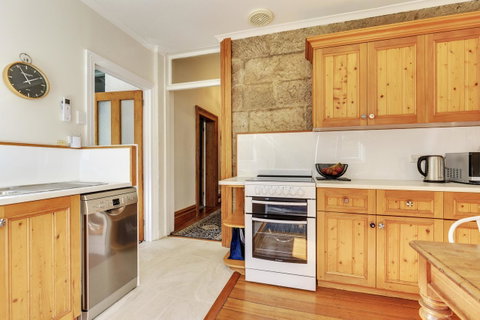 WEST NEST | Classic 3BR Hobart Terrace BEST Location, View, Close To City - Your Accommodation 5