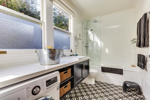 WEST NEST | Classic 3BR Hobart Terrace BEST Location, View, Close To City - Your Accommodation 2