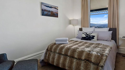 WEST NEST | Classic 3BR Hobart Terrace BEST Location, View, Close To City - Your Accommodation 9
