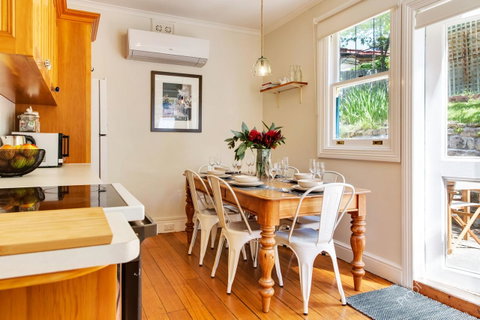 WEST NEST | Classic 3BR Hobart Terrace BEST Location, View, Close To City - Your Accommodation 4