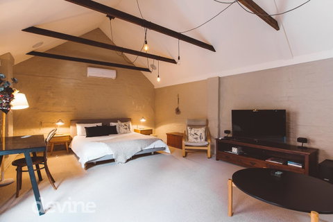 Devine Stays - Hayloft On ELizabeth - Your Accommodation 1