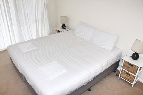 Seaview Apartment - Your Accommodation 3