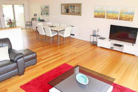 Seaview Apartment - Your Accommodation 7