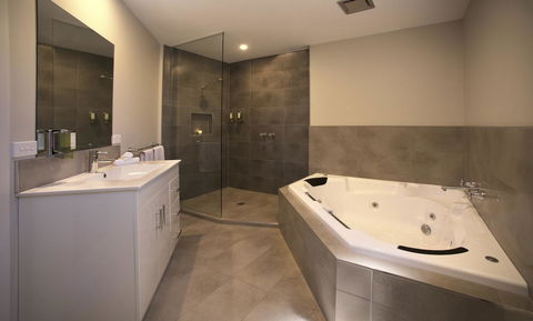 Boathouse Resort Studios And Suites - Your Accommodation 17