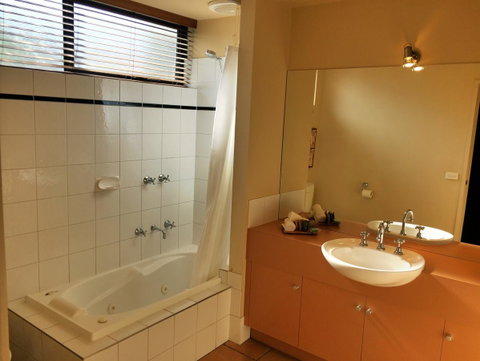 Lorne Surf Apartments - Your Accommodation 24