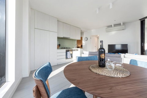 2Bedroom Apartment With Views In Docklands Next To CBD & Marvel Stadium - Your Accommodation 3