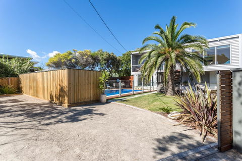Front Beach House - Your Accommodation 5