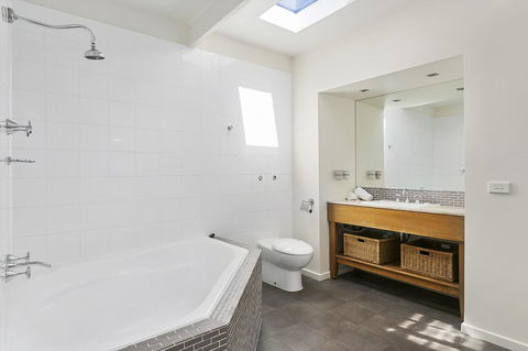Front Beach House - Your Accommodation 22