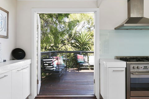 Front Beach House - Your Accommodation 11