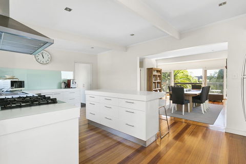 Front Beach House - Your Accommodation 3