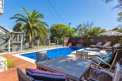 Front Beach House - Your Accommodation 9