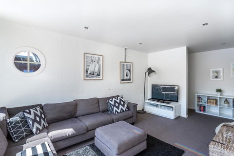 Front Beach House - Your Accommodation 10
