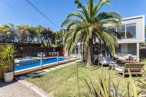 Front Beach House - Your Accommodation 4