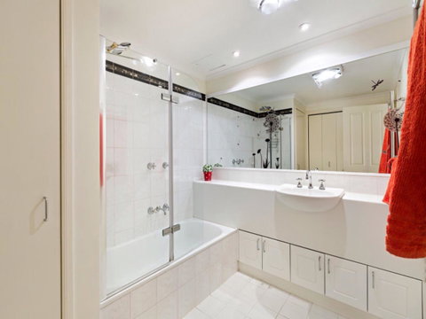 Melbourne Luxury Paradise - Your Accommodation 9