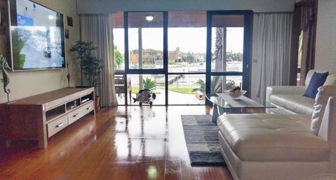 Waterfront Retreat - Your Accommodation 4