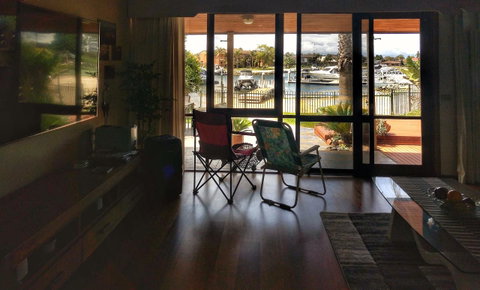 Waterfront Retreat - Your Accommodation 3