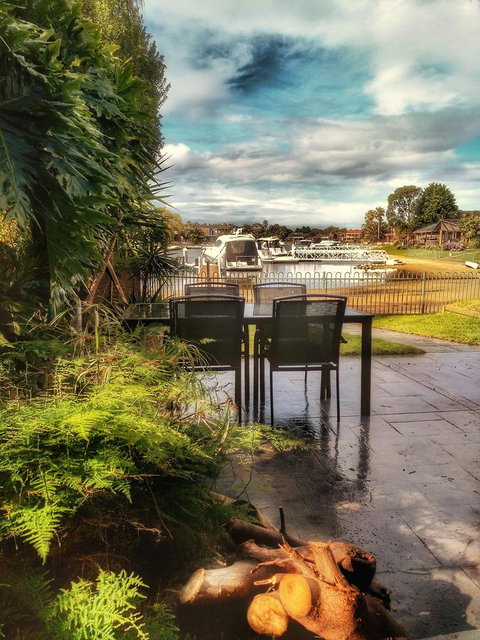 Waterfront Retreat - Your Accommodation 8