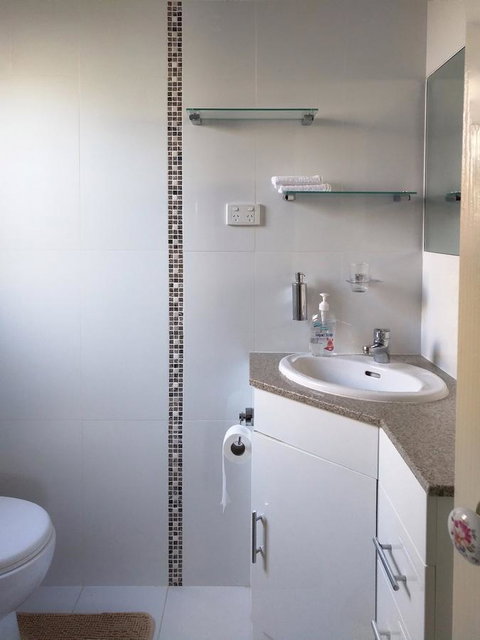 Waterfront Retreat - Your Accommodation 19